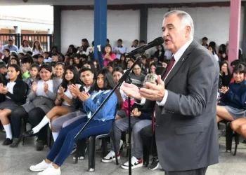 Jaldo encabezó el inicio del ciclo lectivo en una escuela de la Capital