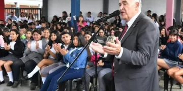 Jaldo encabezó el inicio del ciclo lectivo en una escuela de la Capital