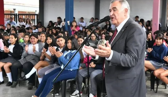 Jaldo encabezó el inicio del ciclo lectivo en una escuela de la Capital
