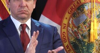 Gobernador de Estados Unidos firmó una ley que prohíbe las redes sociales para los menores de 14 años