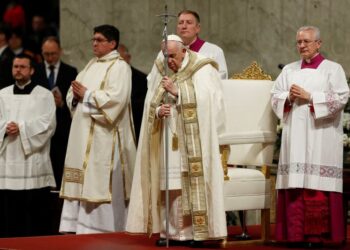 Tras la ausencia en el vía crucis, el Papa Francisco reapareció para la vigilia pascual