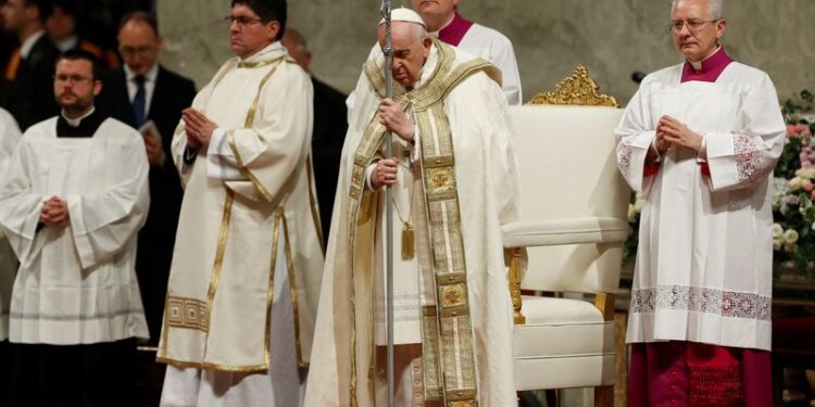 Tras la ausencia en el vía crucis, el Papa Francisco reapareció para la vigilia pascual