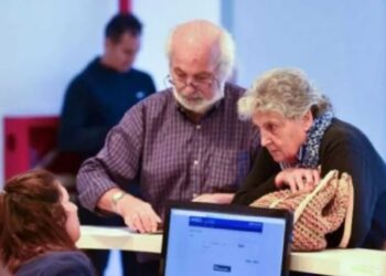 El Gobierno anunció que las jubilaciones y pensiones de abril se pagarán en dos tramos