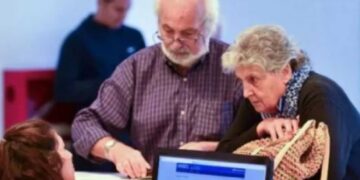 El Gobierno anunció que las jubilaciones y pensiones de abril se pagarán en dos tramos