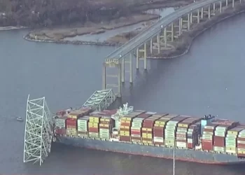 Un barco chocó con el principal puente de Baltimore. Hay personas desaparecidos.