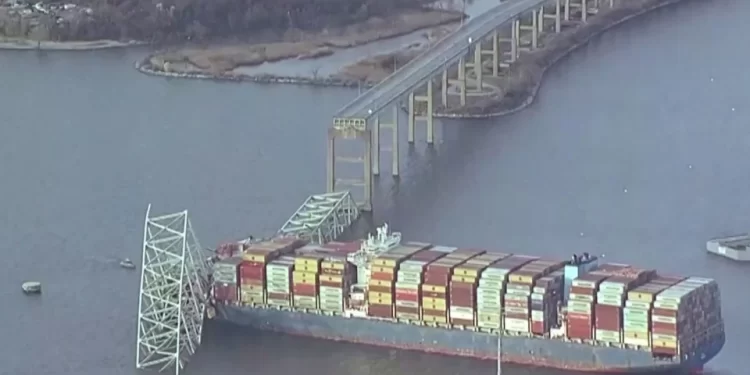 Un barco chocó con el principal puente de Baltimore. Hay personas desaparecidos.