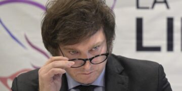 Milei dará de baja 70 mil contratos de empleados públicos