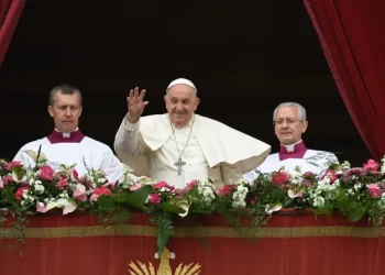 Francisco en la bendición urbi et orbi: «La paz se construye abriendo los corazones»