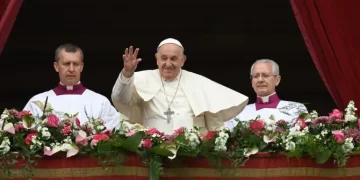 Francisco en la bendición urbi et orbi: «La paz se construye abriendo los corazones»