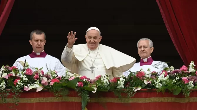 Francisco en la bendición urbi et orbi: «La paz se construye abriendo los corazones»