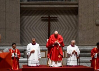 Viernes Santo: El Papa presidió la celebración de la Pasión del Señor