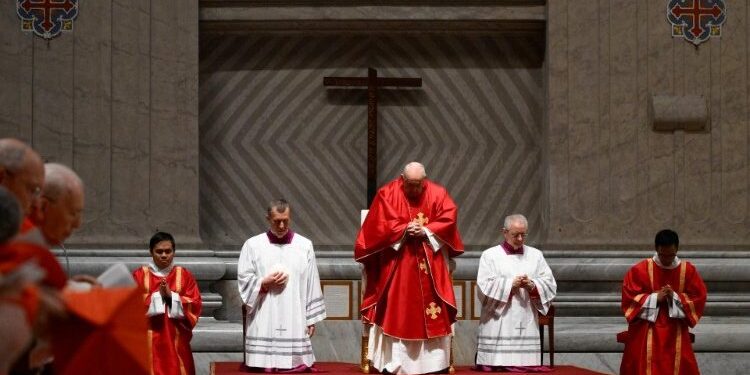 Viernes Santo: El Papa presidió la celebración de la Pasión del Señor