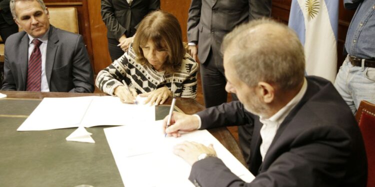 Convenio de colaboración y asistencia entre la UNT y Educación