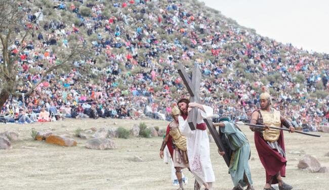 Una multitud revivió La Pasión en el imponente paisaje de Tafí del Valle