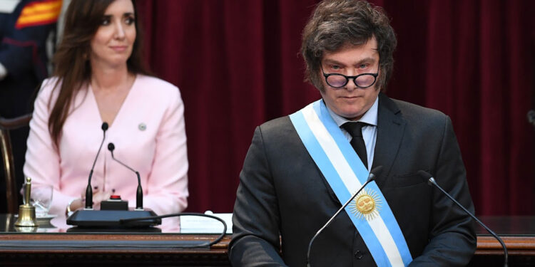 Milei eligió apuntar contra los senadores que se aumentaron las dietas y despegó a Villarruel de la polémica