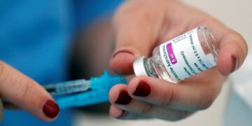 AstraZeneca dijo ante un tribunal británico que su vacuna COVID puede causar efectos secundarios poco comunes