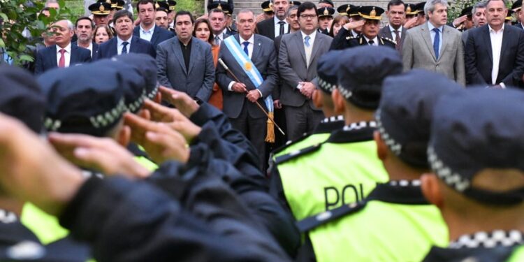 Osvaldo Jaldo tomó juramento a oficiales y entregó equipos para la Policía