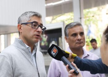 Los concejales Canelada y Cobos señalaron que la intendenta montó un show para disfrazar las promesas que no cumplió