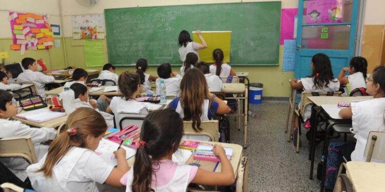 El Gobierno incluirá en la Ley Ómnibus los capítulos para penar el adoctrinamiento en las escuelas