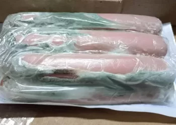 Decomisan una tonelada de alimentos en mal estado y excremento de ratas en las góndolas