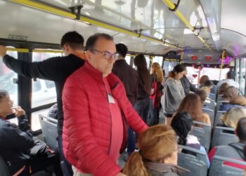 El Concejal Arnedo volvió a viajar en colectivo y criticó la frecuencia y el estado de las unidades