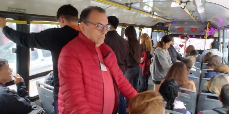 El Concejal Arnedo volvió a viajar en colectivo y criticó la frecuencia y el estado de las unidades