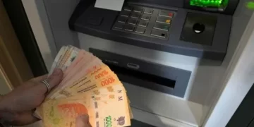 El Gobierno nacional dará un nuevo aumento a los estatales, pero ya prepara otra ola de despidos