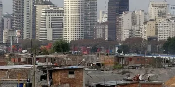 Más de la mitad de los niños carece de al menos un servicio público y una parte no accede al agua corriente