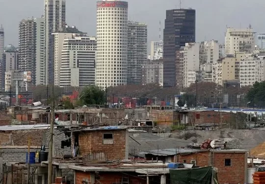 Más de la mitad de los niños carece de al menos un servicio público y una parte no accede al agua corriente