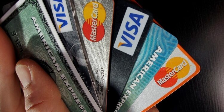 Los bancos reducen el costo de financiarse con las tarjetas de crédito