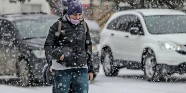 Por el frío en el sur del país, hay tres muertos, clases suspendidas y rutas cortadas 