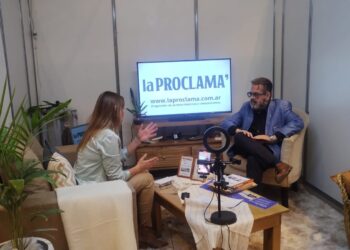 Aurane presentó el Libro «Padre Mugica» e hizo un análisis en el stand de La Proclama