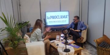 Aurane presentó el Libro «Padre Mugica» e hizo un análisis en el stand de La Proclama