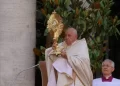 En la Misa y procesión eucarística de Corpus Christi, el Papa Francisco explica tres dimensiones de este misterio