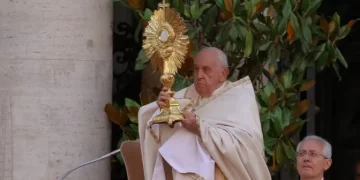 En la Misa y procesión eucarística de Corpus Christi, el Papa Francisco explica tres dimensiones de este misterio