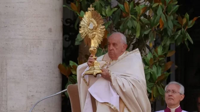 En la Misa y procesión eucarística de Corpus Christi, el Papa Francisco explica tres dimensiones de este misterio