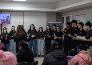 El Coro Juvenil de la UNT visitó el Hospital Avellaneda
