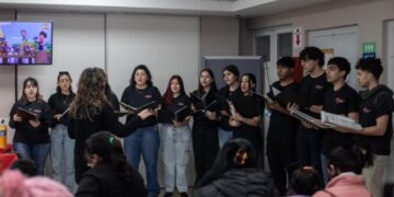 El Coro Juvenil de la UNT visitó el Hospital Avellaneda
