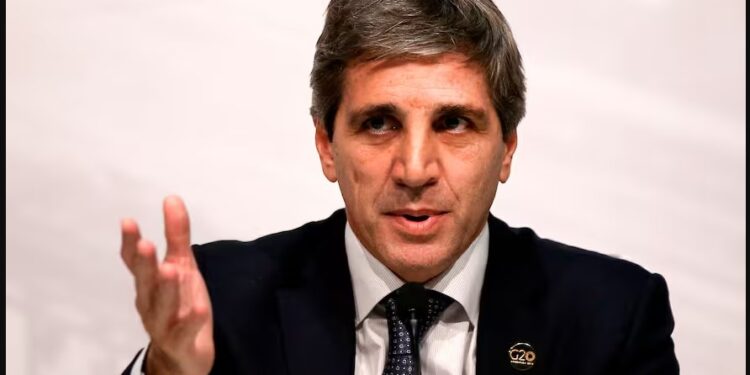 Luis Caputo: «La gente va a tener que vender dólares para pagar impuestos y el peso va a ser la moneda fuerte»