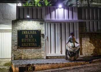 Embajada Argentina en Venezuela bajo amenaza: denuncian intento de toma y hostigamiento