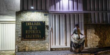 Embajada Argentina en Venezuela bajo amenaza: denuncian intento de toma y hostigamiento
