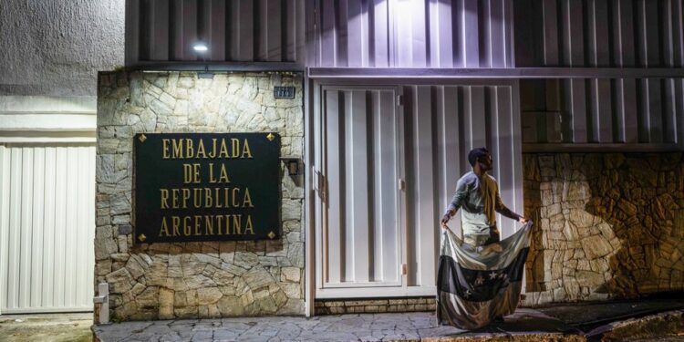 Embajada Argentina en Venezuela bajo amenaza: denuncian intento de toma y hostigamiento