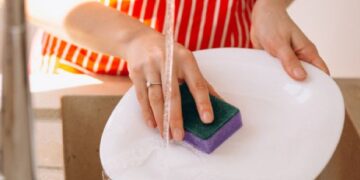 Investigación revela que las esponjas de cocina liberan millones de microplásticos