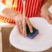 Investigación revela que las esponjas de cocina liberan millones de microplásticos
