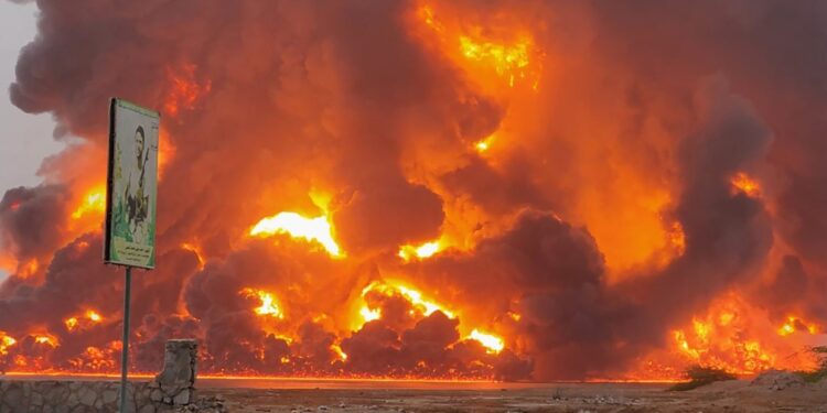 Medio Oriente: Israel bombardeó el puerto yemení de Hodeida en respuesta al ataque de los hutíes en Tel Aviv