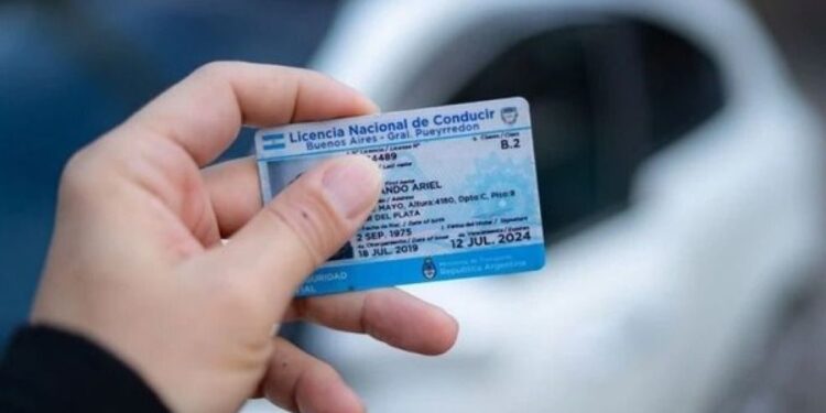 Buscan digitalizar el carnet de conductor y eliminar su fecha de vencimiento