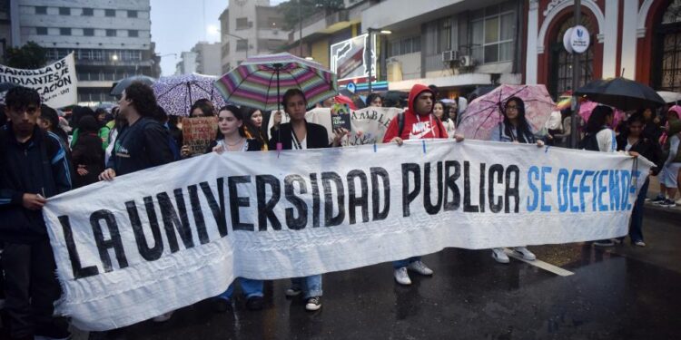 Docentes universitarios iniciaron un paro de 48 horas en todo el país