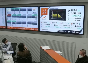 La bolsa de Japón sufre su peor caída desde 1987 y desata una tormenta en los mercados globales