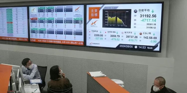 La bolsa de Japón sufre su peor caída desde 1987 y desata una tormenta en los mercados globales