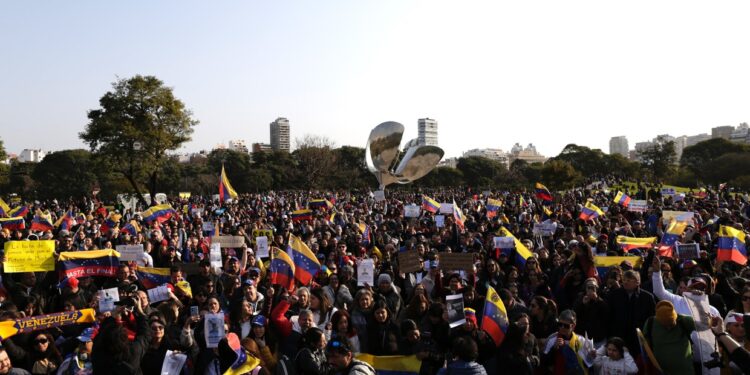 Protestas masivas de venezolanos en todo el mundo contra la reelección de Maduro